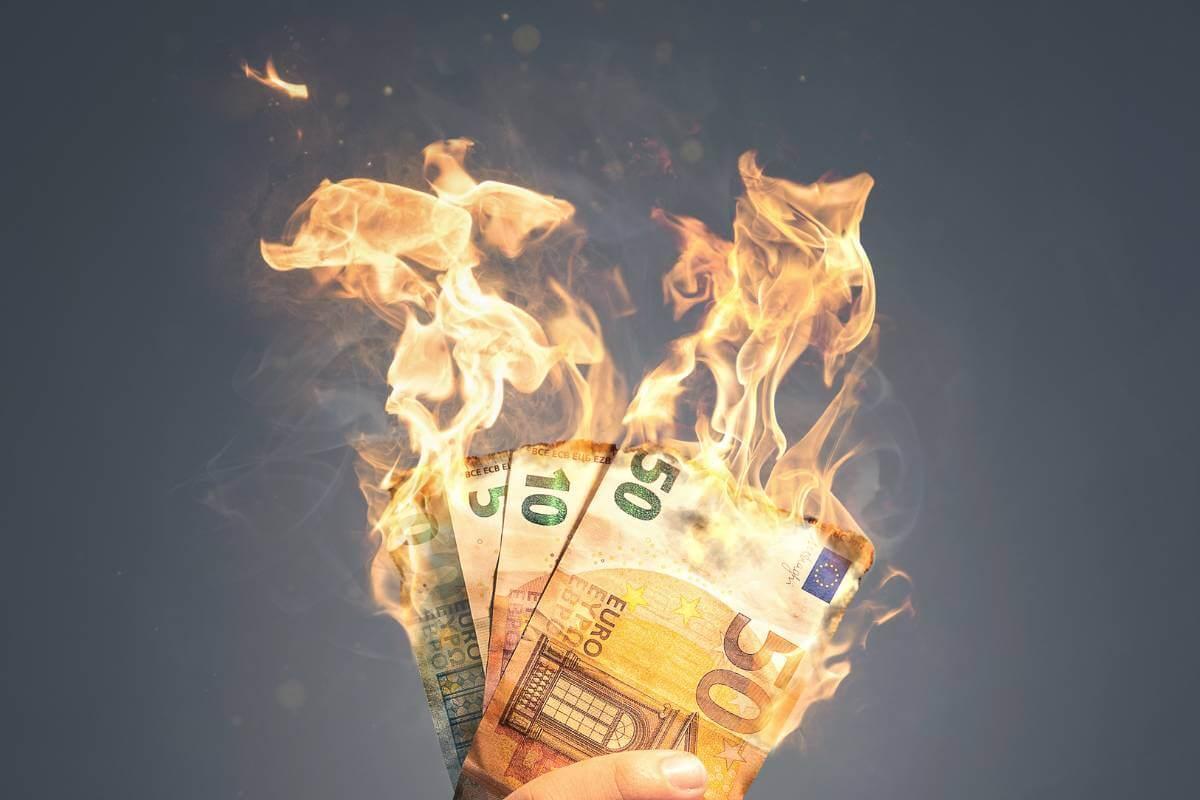 Feuer Euro Geld brennt Teuerung Inflation Kosten